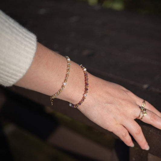 Bracelet en pierre naturelle améthyste et turquoise africaine porté au poignet