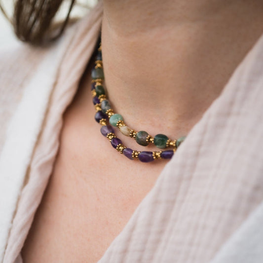 Femme portant un collier en pierre naturelle amethyste et agathe indienne Éclatoria