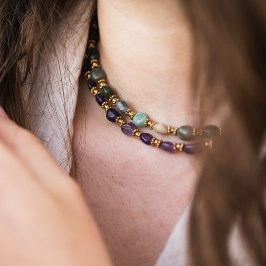 Femme portant un collier en pierre naturelle agathe indienne et amethyste Éclatoria