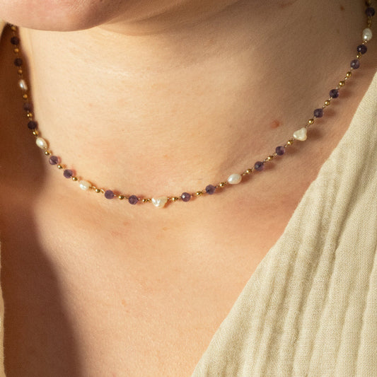 Femme portant un collier en pierre naturelle améthyste Éclatoria