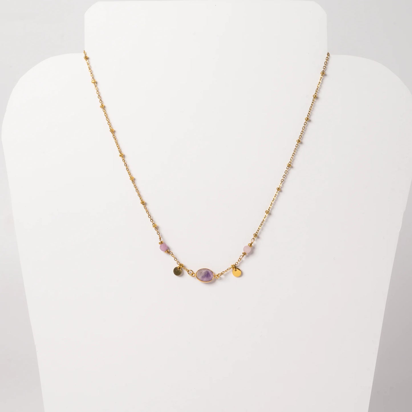 collier-amethyste-pierre-naturelle-fond-blanc-eclatoria