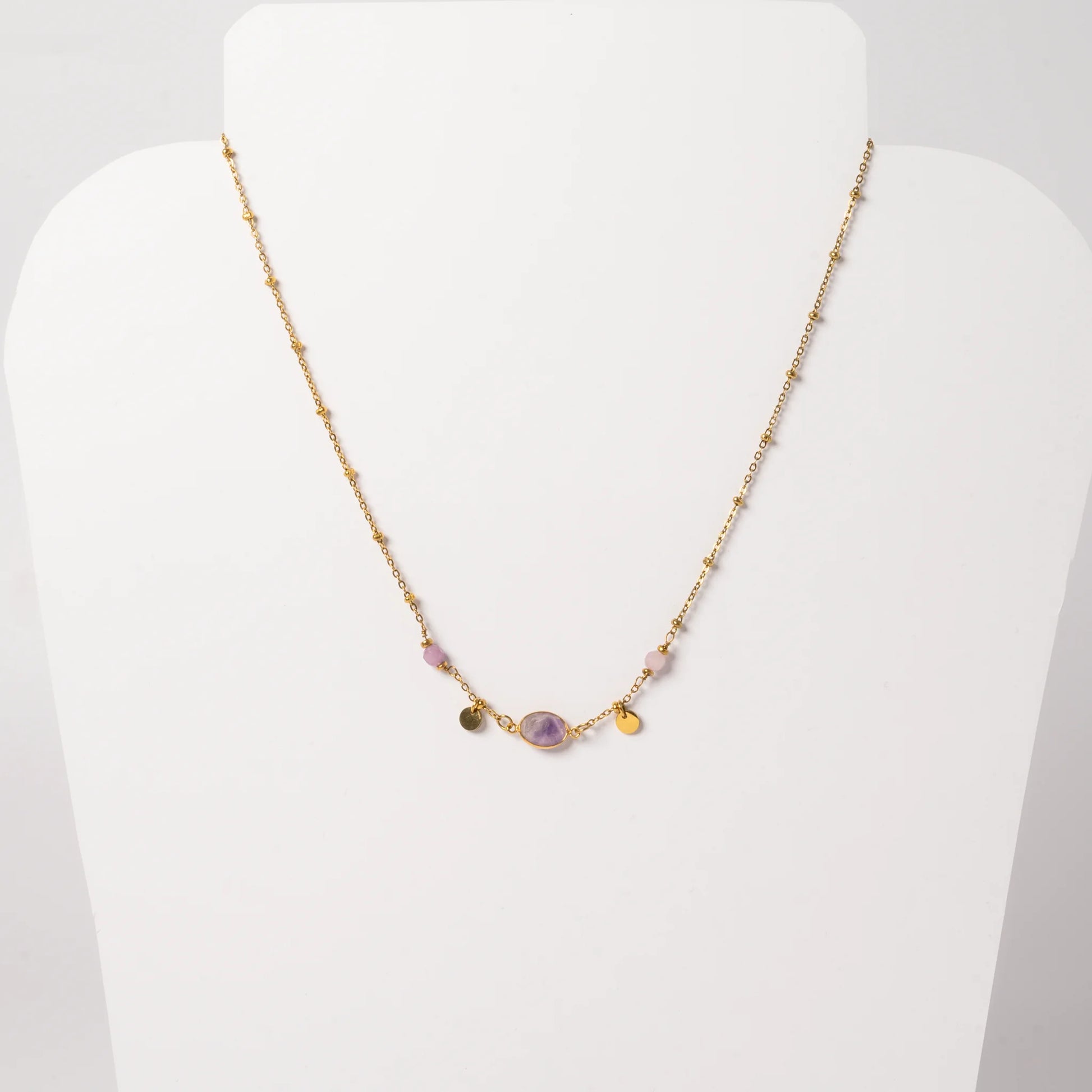 collier-amethyste-pierre-naturelle-fond-blanc-eclatoria