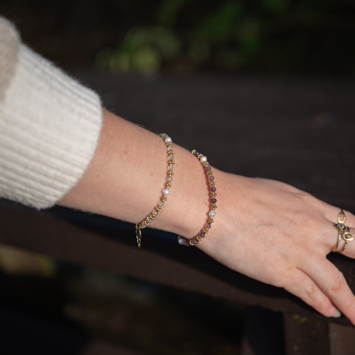 Bracelet en pierre naturelle améthyste  porté au poignet