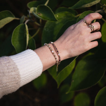 Bracelet en pierre naturelle améthyste  porté au poignet