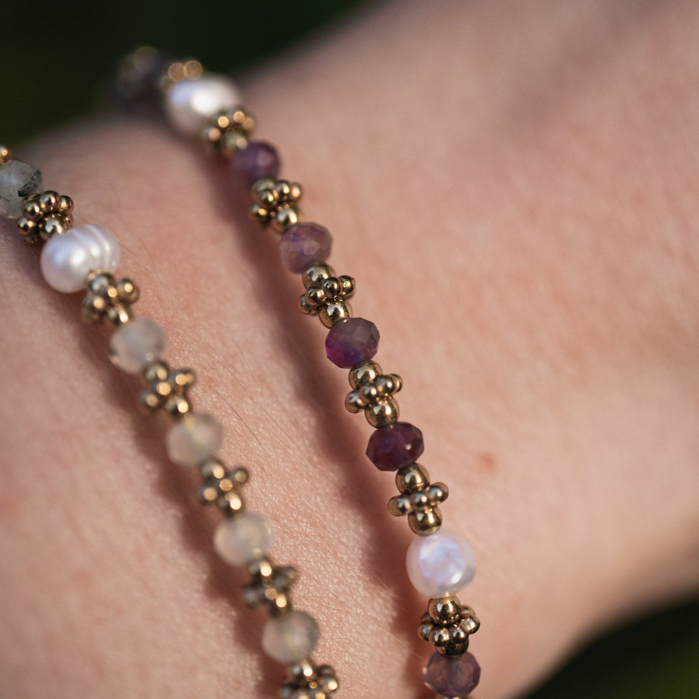 Détails Bracelet en pierre naturelle améthyste  porté au poignet