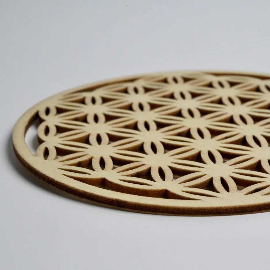 Bijoux en pierres naturelles posés sur plaque fleur de vie – Éclatoria