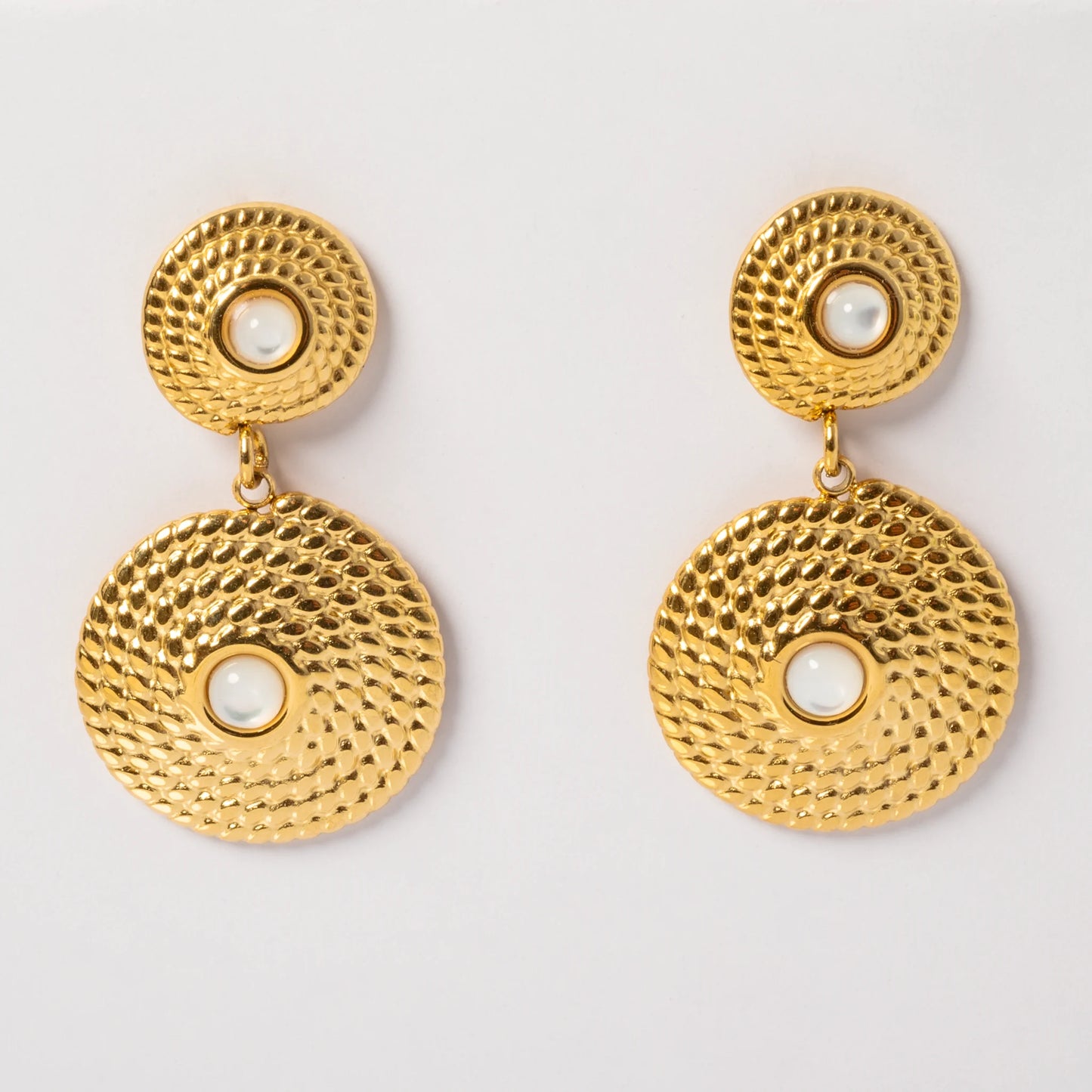 boucles-d'oreilles-nacre-blanche-pierre-naturelle-fond-blanc-eclatoria