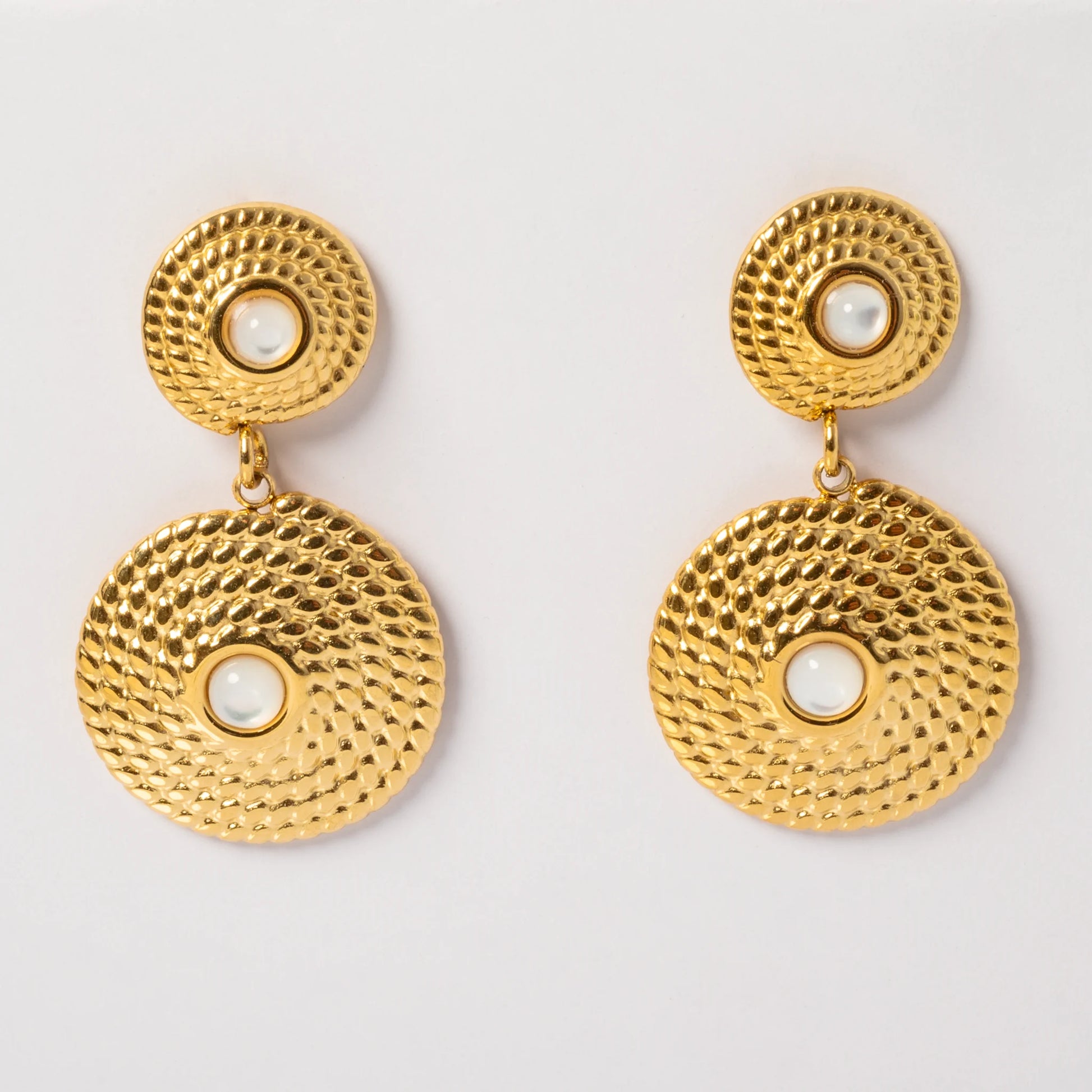 boucles-d'oreilles-nacre-blanche-pierre-naturelle-fond-blanc-eclatoria