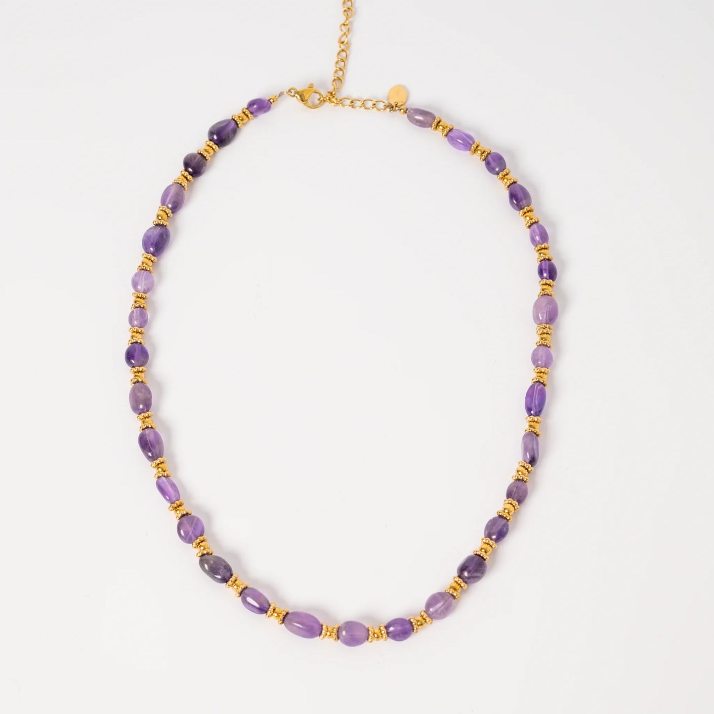 collier-amethyste-pierre-naturelle-fond-blanc-eclatoria