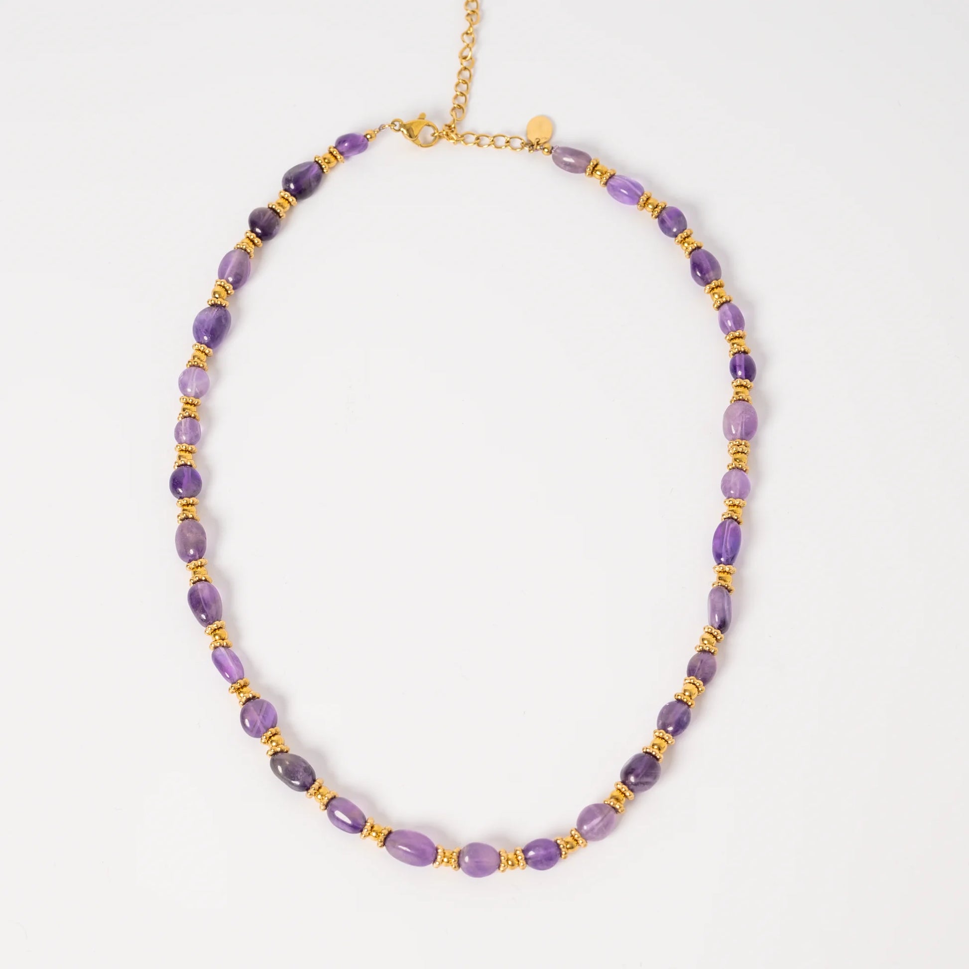collier-amethyste-pierre-naturelle-fond-blanc-eclatoria
