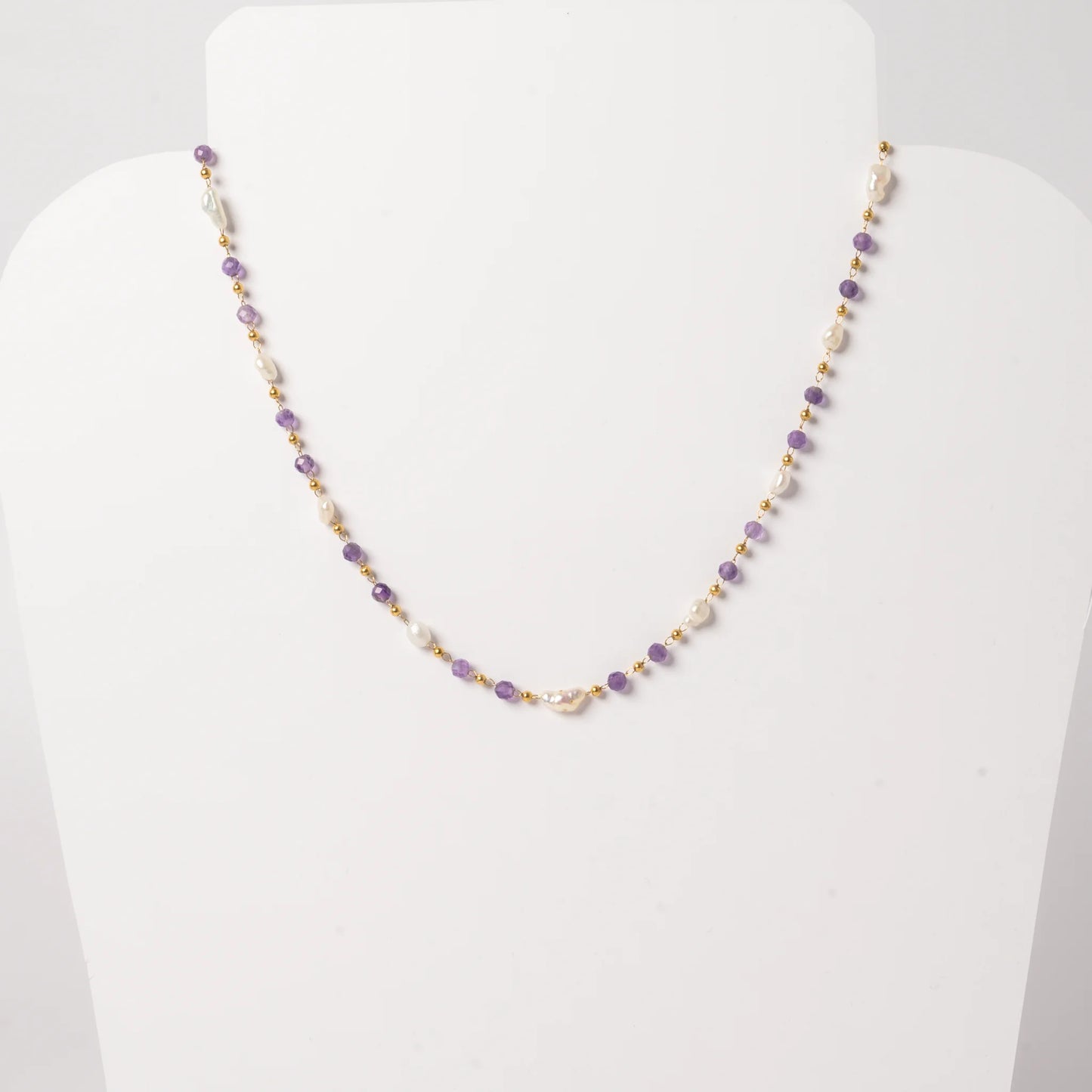collier-amethyste-pierre-naturelle-fond-blanc-eclatoria