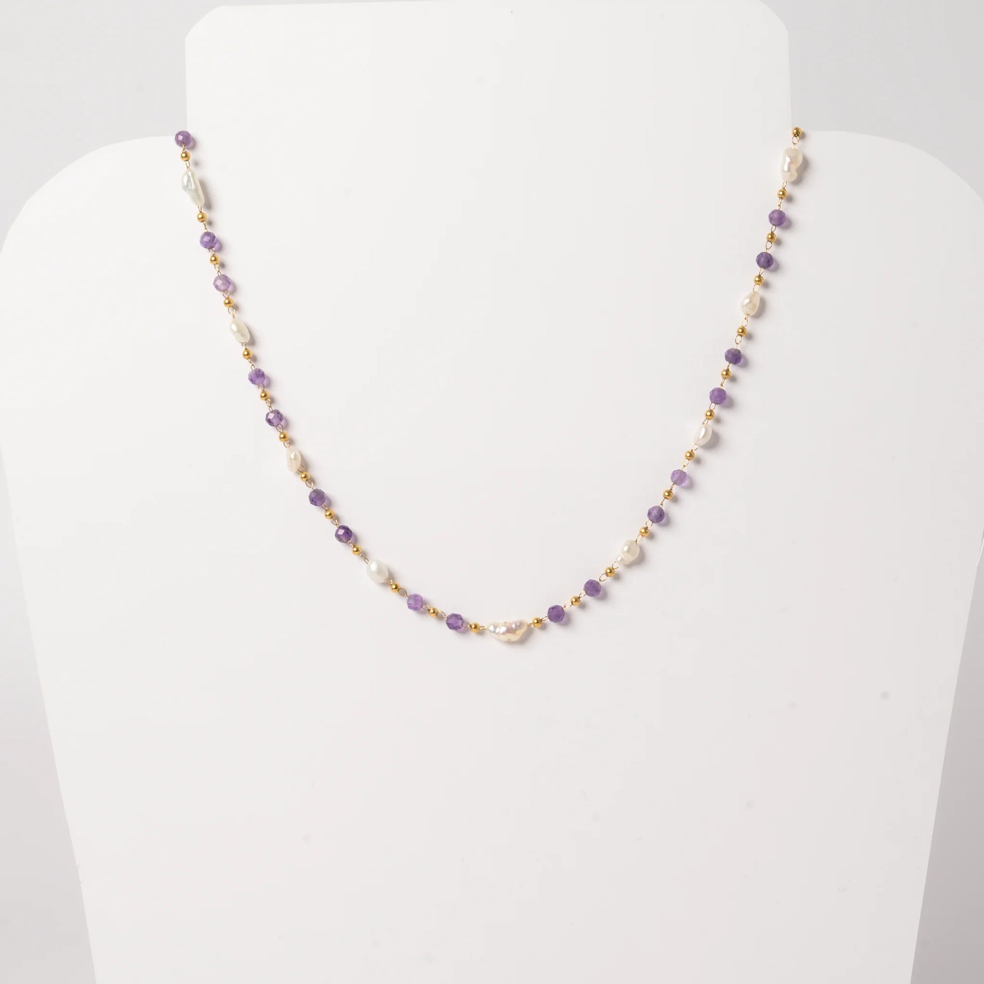collier-amethyste-pierre-naturelle-fond-blanc-eclatoria