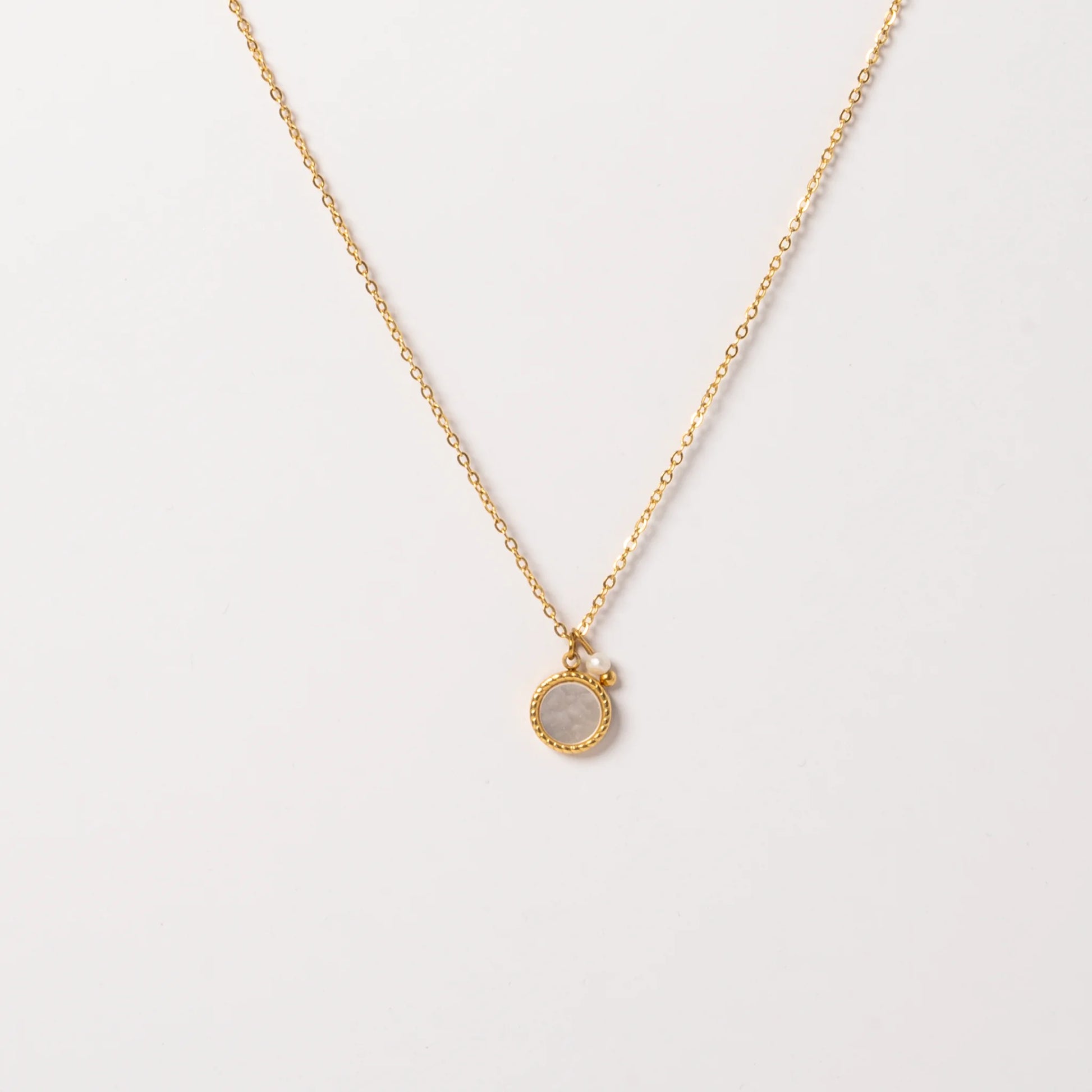 collier-nacre-blanche-pierre-naturelle-fond-blanc-eclatoria
