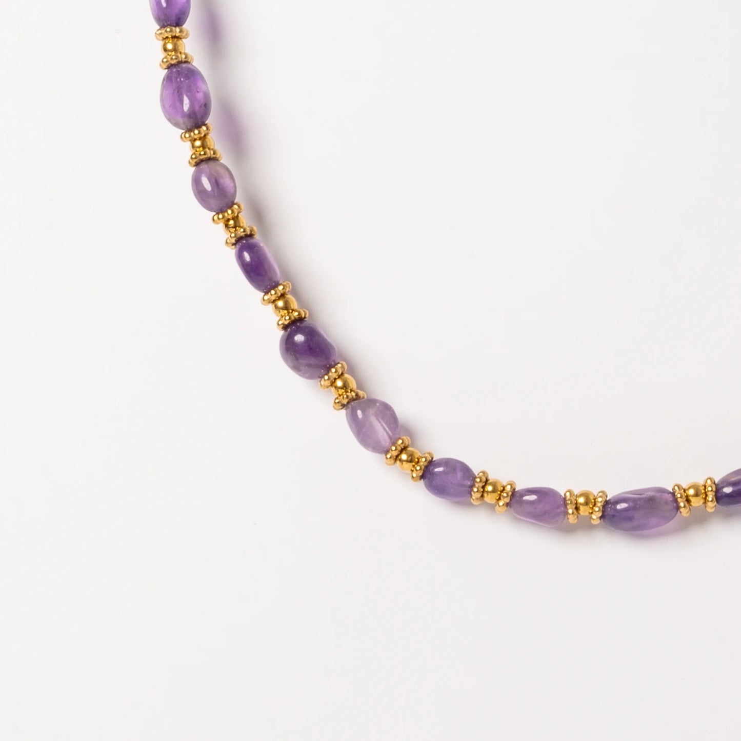detail-collier-amethyste-pierre-naturelle-fond-blanc-eclatoria