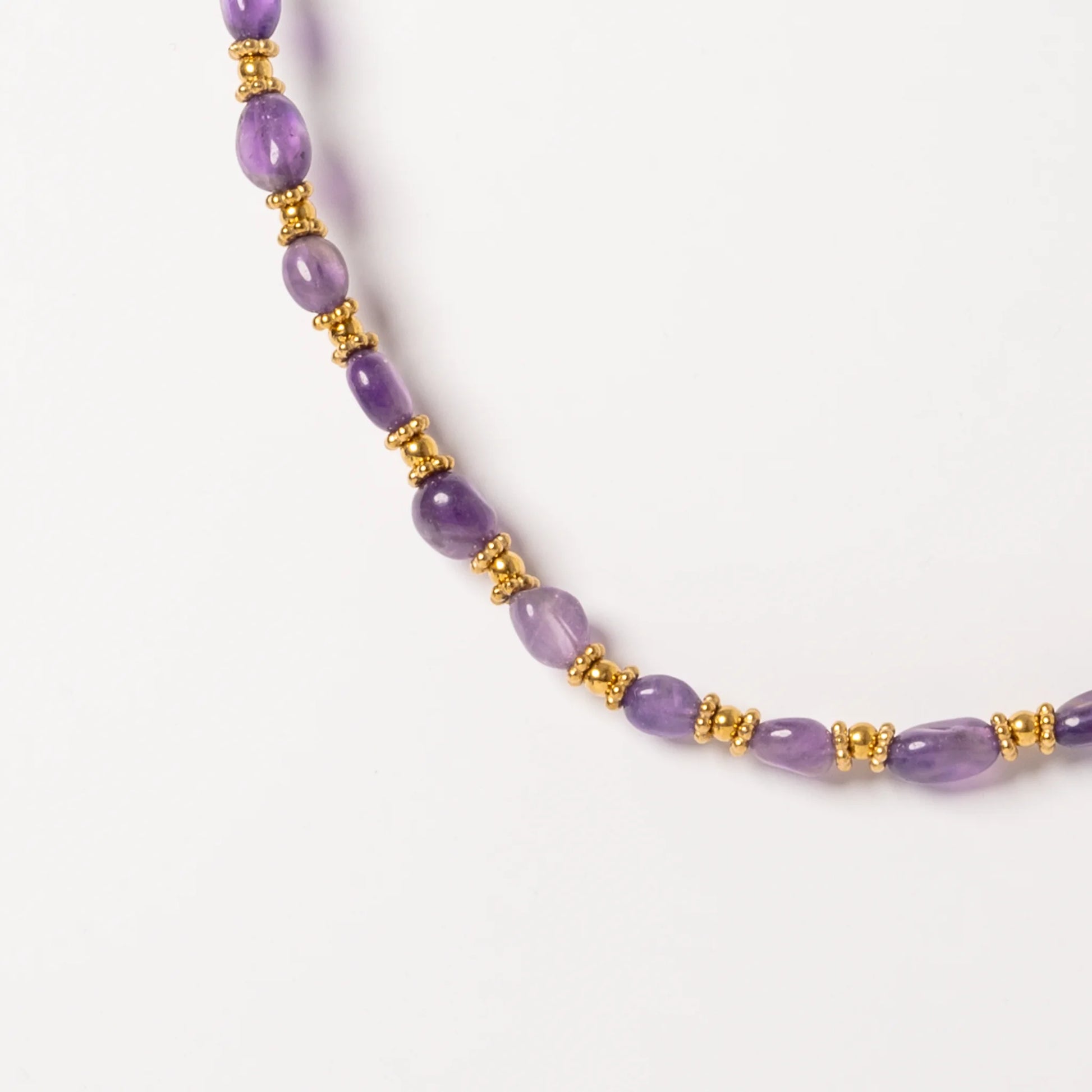 detail-collier-amethyste-pierre-naturelle-fond-blanc-eclatoria